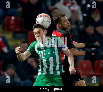 BUDAPEST, Ungarn - 27. Februar 2016: Luftschlacht zwischen Marton Eppel von Honved (r) und Zoltan Gera von Ferencvaros während Budapest Honved - Ferencvaros OTP Bank Liga Fußballspiel im Stadion Bozsik. Stockfoto