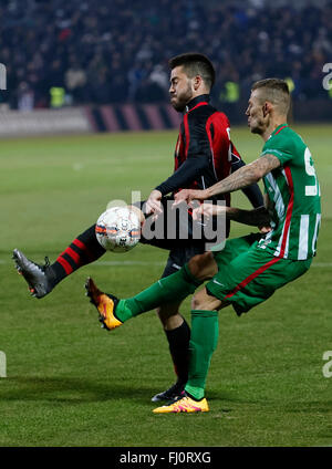 BUDAPEST, Ungarn - 27. Februar 2016: Duell zwischen Endre Botka von Honved (l) und Roland Varga von Ferencvaros während Budapest Honved - Ferencvaros OTP Bank Liga Fußballspiel im Stadion Bozsik. Stockfoto