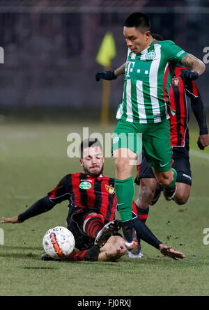 BUDAPEST, Ungarn - 27. Februar 2016: Endre Botka von Honved (l) versucht gegen Cristian Ramirez von Ferencvaros während Budapest Honved - Ferencvaros OTP Bank Liga Fußballspiel im Stadion Bozsik gleiten. Stockfoto