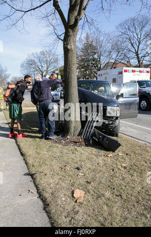 Oak Park, Illinois, USA. 27. Februar 2016. Ein Range Rover liegt an der Kreuzung der Division Street und Elmwood Ave in diesem westlichen Vorort von Chicago zerknitterten an einem Baum Parkway. Offenbar lief die SUV abseits der Straße ohne Verlangsamung führt zu schweren front-End-Schäden und Verunreinigungen aus dem Auto Reisen einiges weiter entlang Division. Zum Glück gab es keine ernsthaften Verletzungen für Fahrer und Passagiere, darunter ein Kleinkind im Kindersitz. Die Knautschzonen und Airbags in diesem modernen Automobils in aller Wahrscheinlichkeit gespeichert Leben. Bildnachweis: Todd Bannor/Alamy Live-Nachrichten Stockfoto