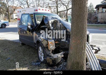 Oak Park, Illinois, USA. 27. Februar 2016. Ein Range Rover liegt an der Kreuzung der Division Street und Elmwood Ave in diesem westlichen Vorort von Chicago zerknitterten an einem Baum Parkway. Offenbar lief die SUV abseits der Straße ohne Verlangsamung führt zu schweren front-End-Schäden und Verunreinigungen aus dem Auto Reisen einiges weiter entlang Division. Zum Glück gab es keine ernsthaften Verletzungen für Fahrer und Passagiere, darunter ein Kleinkind im Kindersitz. Die Knautschzonen und Airbags in diesem modernen Automobils in aller Wahrscheinlichkeit gespeichert Leben. Bildnachweis: Todd Bannor/Alamy Live-Nachrichten Stockfoto