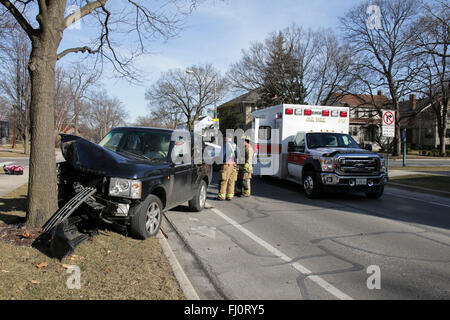 Oak Park, Illinois, USA. 27. Februar 2016. Ein Range Rover liegt an der Kreuzung der Division Street und Elmwood Ave in diesem westlichen Vorort von Chicago zerknitterten an einem Baum Parkway. Offenbar lief die SUV abseits der Straße ohne Verlangsamung führt zu schweren front-End-Schäden und Verunreinigungen aus dem Auto Reisen einiges weiter entlang Division. Zum Glück gab es keine ernsthaften Verletzungen für Fahrer und Passagiere, darunter ein Kleinkind im Kindersitz. Die Knautschzonen und Airbags in diesem modernen Automobils in aller Wahrscheinlichkeit gespeichert Leben. Bildnachweis: Todd Bannor/Alamy Live-Nachrichten Stockfoto