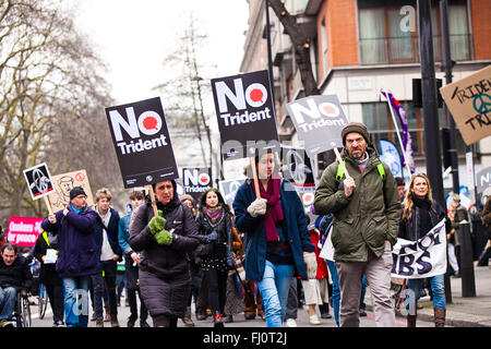 London, UK, 27. Februar 2016 - Tausende von Menschen, zusammen mit hochrangigen Politikern und Gewerkschaften Führer eine Masse nationale Demonstration gegen die Verlängerung der Trident Atomwaffentests in Marble Arch und Kundgebung auf dem Trafalgar Square zu besuchen. Die Demonstration von Kampagne für nukleare Abrüstung organisiert und unterstützt durch Anschlag der Kriegskoalition. Stockfoto