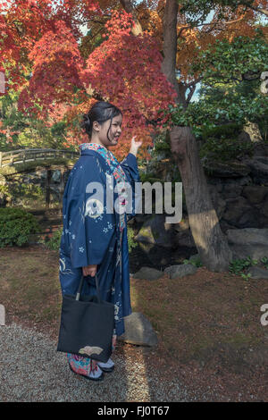 Frau in einem Kimono mit Herbst verlässt, Gonaitei Garten, Kaiserpalast Kyoto, Kyoto, Japan Stockfoto