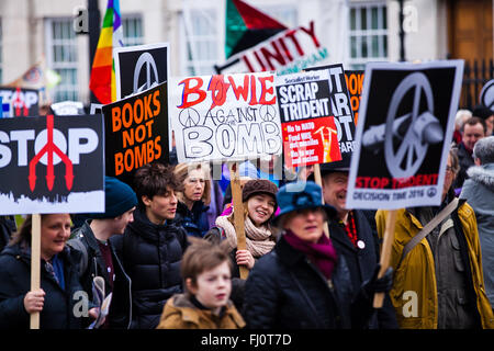 London, UK, 27. Februar 2016 - Tausende von Menschen, zusammen mit hochrangigen Politikern und Gewerkschaften Führer eine Masse nationale Demonstration gegen die Verlängerung der Trident Atomwaffentests in Marble Arch und Kundgebung auf dem Trafalgar Square zu besuchen. Die Demonstration von Kampagne für nukleare Abrüstung organisiert und unterstützt durch Anschlag der Kriegskoalition. Stockfoto