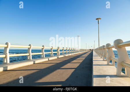 schöne alte Pier Blick an einem Sommertag Stockfoto