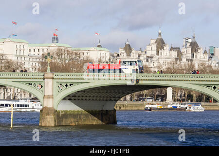 Sightseeing-Bus auf Westminster Bridge London Stockfoto