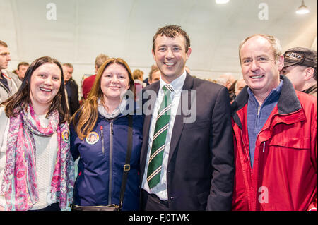 Ballincollig, Irland. Februar 2016. Bei der allgemeinen Wahlzählung 2016 in Coláiste Choilm wurden vor der Ankündigung der ersten Zählung folgende Bilder gezeigt: Caitriona O'Leary; Shelia O'Leary; Fianna Fáil Candidate Aindrias Moynihan und Noel Murphy. Credit: AG News/Alamy Live News Stockfoto