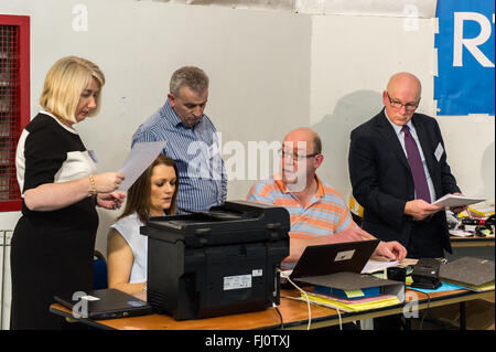 Ballincollig, Irland. 27. Februar 2016. Cork North West Rückkehr Offizier, berät Sinead McNamara mit Kollegen vor der Ankündigung der ersten Zählung bei Coláiste Choilm in den irischen Parlamentswahlen 2016. Bildnachweis: Andy Gibson/Alamy Live-Nachrichten Stockfoto