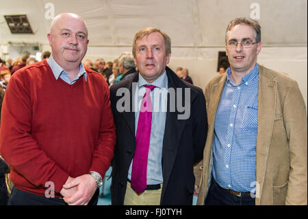 Ballincollig, Irland. Februar 2016. Bei der allgemeinen Wahlzählung 2016 in Coláiste Choilm waren Ballincollig von links: Michael Breen, Vorsitzender des Wahlkreises Fine Gael für Cork North West; Fine Gael Kandidat Michael Creed und Fergal Walsh aus Charleville. Credit: AG News/Alamy Live News Stockfoto