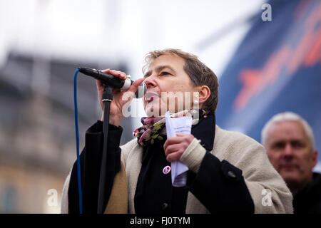 London, UK, befasst 27. Februar 2016 - Kate Hudson, Generalsekretär der Kampagne für nukleare Abrüstung (CND), sich mit die Kundgebung gegen Trident Erneuerung auf dem Trafalgar Square. Tausende von Menschen, zusammen mit hochrangigen Politikern und Gewerkschaften Führer besuchen eine Masse nationale Demonstration gegen die Verlängerung der Trident Atomwaffentests in Marble Arch und Kundgebung auf dem Trafalgar Square. Die Demonstration von Kampagne für nukleare Abrüstung organisiert und unterstützt durch Anschlag der Kriegskoalition. Stockfoto