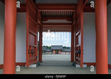 Blick durch das Gekka-Mo Tor zum Nikka-Mo Tor, Kaiserpalast Kyoto, Kyoto, Japan Stockfoto