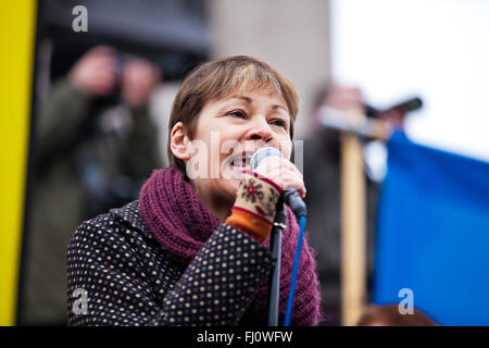 London, UK, Adressen 27. Februar 2016 - Caroline Lucas, grüne Partei Wartungstafel für Brighton Pavilion, die Kundgebung gegen Trident Erneuerung auf dem Trafalgar Square. Tausende von Menschen, zusammen mit hochrangigen Politikern und Gewerkschaften Führer besuchen eine Masse nationale Demonstration gegen die Verlängerung der Trident Atomwaffentests in Marble Arch und Kundgebung auf dem Trafalgar Square. Die Demonstration von Kampagne für nukleare Abrüstung organisiert und unterstützt durch Anschlag der Kriegskoalition. Stockfoto