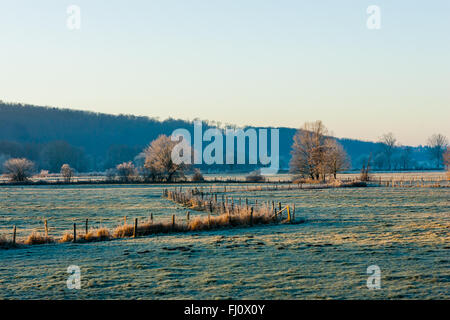 Schwerte, Deutschland - 15. Januar 2006: Blick auf das Ruhrgebiet in Schwerte Geisecke bei Sonnenaufgang an einem schönen Wintermorgen. Stockfoto