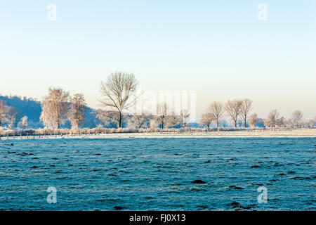 Schwerte, Deutschland - 15. Januar 2006: Blick auf das Ruhrgebiet in Schwerte Geisecke bei Sonnenaufgang an einem schönen Wintermorgen. Stockfoto