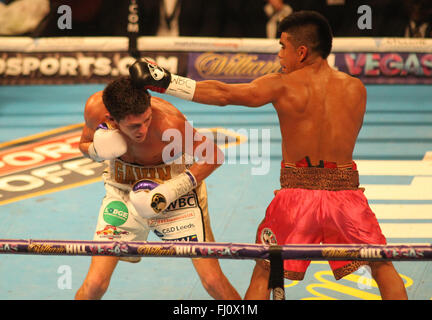 Manchester Arena, Manchester, UK 27. Februar 2016.  Gavin Mcdonnell (weiß/Gold Shorts) V Jorge Sanchez (rosa Shorts) WBC Silber & Eliminator Super BantamWeigh Boxing Meisterschaft Credit: Stephen Gaunt/Touchlinepics.com/Alamy Live News Stockfoto