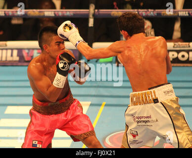 Manchester Arena, Manchester, UK 27. Februar 2016.  Gavin Mcdonnell (weiß/Gold Shorts) V Jorge Sanchez (rosa Shorts) WBC Silber & Eliminator Super BantamWeigh Boxing Meisterschaft Credit: Stephen Gaunt/Touchlinepics.com/Alamy Live News Stockfoto