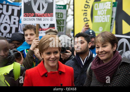 London, UK. 27. Februar 2016. Nicola Sturgeon, Anführer der Scottish National Party und erster Minister von Schottland, mit Caroline Lucas, Green Party MP für Brighton Pavilion, bevor der Marsch gegen Trident Erneuerung. Bildnachweis: Mark Kerrison/Alamy Live-Nachrichten Stockfoto