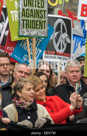 London, UK. 27. Februar 2016. Sechzigtausend März von Marble Arch, eine Massenkundgebung auf dem Trafalgar Square gegen Pläne der Regierung, der britischen Trident Atomwaffen zu einem Preis von £ 180 Milliarden oder mehr zu ersetzen.  Erster Minister von Schottland Nicola Sturgeon nimmt eine "Selfie" mit Kate Hudson auf der Vorderseite des Marsches.  Peter Marshall, Alamy Live-Nachrichten Stockfoto