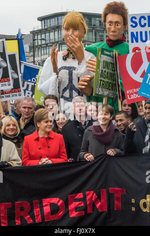 London, UK. 27. Februar 2016. Sechzigtausend März von Marble Arch, eine Massenkundgebung auf dem Trafalgar Square gegen Pläne der Regierung, der britischen Trident Atomwaffen zu einem Preis von £ 180 Milliarden oder mehr zu ersetzen.  Erster Minister von Schottland Nicola Sturgeon und grüne Partei MP Caroline Lucasbehindthe Banner an der Vorderseite des Marsches.  Peter Marshall, Alamy Live-Nachrichten Stockfoto