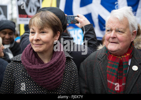 London, UK. 27. Februar 2016. Caroline Lucas, Green Party MP für Brighton Pavilion mit Bruce Kent, Vize-Präsident der CND, vor der Demonstration gegen die Trident Erneuerung. Bildnachweis: Mark Kerrison/Alamy Live-Nachrichten Stockfoto