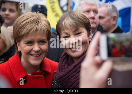 London, UK. 27. Februar 2016. Posieren Sie Nicola Sturgeon, Anführer der Scottish National Party und erster Minister von Schottland, und Caroline Lucas, Green Party MP für Brighton Pavilion, für ein Foto vor der Demonstration gegen die Trident Erneuerung. Bildnachweis: Mark Kerrison/Alamy Live-Nachrichten Stockfoto