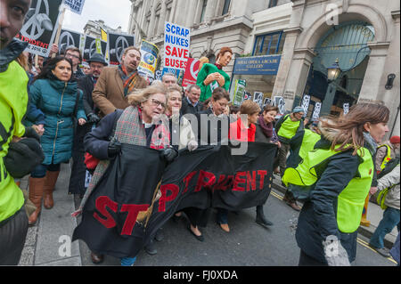 London, UK. 27. Februar 2016. Sechzigtausend März von Marble Arch, eine Massenkundgebung auf dem Trafalgar Square gegen Pläne der Regierung, der britischen Trident Atomwaffen zu einem Preis von £ 180 Milliarden oder mehr zu ersetzen. Die Front des März wird in der Nähe von Trafalagar Square.Behind stoppen Trident-Banner sind (l, R) Lindsey Deutsch, zu stoppen, die Krieg, Kate Hudson, CND, Plaid Cymru Führer Leanne Wood, erster Minister von Schottland Nicola Sturgeon und grüne Partei MP Caroline Lucas.  .  Peter Marshall, Alamy Live-Nachrichten Stockfoto