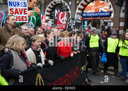 London, UK. 27. Februar 2016. Nicola Sturgeon, Anführer der Scottish National Party und erster Minister von Schottland, marschiert mit Kate Hudson von CND und Green MP Caroline Lucas gegen Trident Erneuerung. Bildnachweis: Mark Kerrison/Alamy Live-Nachrichten Stockfoto