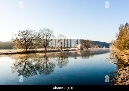 Schwerte, Deutschland - 15. Januar 2006: Das Ruhrgebiet ist ein mittlerer Größe-Fluss im Westen Deutschlands (North Rhine-Westphalia), eine richtige tribu Stockfoto