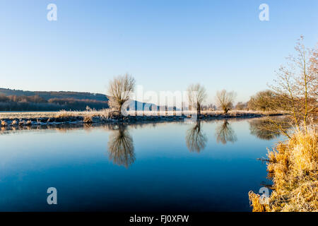 Schwerte, Deutschland - 15. Januar 2006: Das Ruhrgebiet ist ein mittlerer Größe-Fluss im Westen Deutschlands (North Rhine-Westphalia), eine richtige tribu Stockfoto