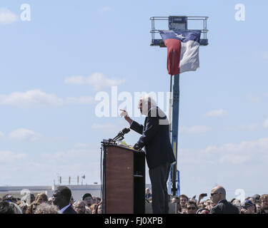 Austin, Texas, USA. 27. Februar 2016. Demokratischen Präsidentschaftskandidaten BERNIE SANDERS spricht mit Anhänger bei einer Kundgebung der Kampagne in auf der Rennstrecke von Amerika Speedway Toren in Austin, Texas. Sanders wurde in Texas vor dem Marsch 1 Superdienstag Wahlen Wahlkampf. Bildnachweis: Scott W. Coleman/ZUMA Draht/Alamy Live-Nachrichten Stockfoto