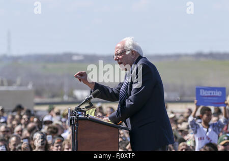 Austin, Texas, USA. 27. Februar 2016. Demokratischen Präsidentschaftskandidaten BERNIE SANDERS spricht mit Anhänger bei einer Kundgebung der Kampagne in auf der Rennstrecke von Amerika Speedway Toren in Austin, Texas. Sanders wurde in Texas vor dem Marsch 1 Superdienstag Wahlen Wahlkampf. Bildnachweis: Scott W. Coleman/ZUMA Draht/Alamy Live-Nachrichten Stockfoto