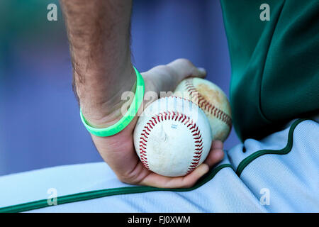 Baton Rouge, LA, USA. 27. Februar 2016. Baseballs warten darauf, während des Spiels zwischen Sacramento State und LSU Tigers Alex Box-Stadion in Baton Rouge, La verwendet werden Stephen Lew/CSM/Alamy Live-Nachrichten Stockfoto