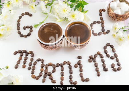 Zwei Tassen Kaffee bilden einen "Guten Morgen"-Hinweis Stockfoto