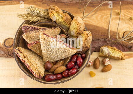 Integrale Kekse mit Mandeln und Hagebutten in einer Kokosnussschale serviert Stockfoto