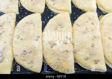 Hausgemachtes Gebäck mit Sesam fertig zum Backen Stockfoto