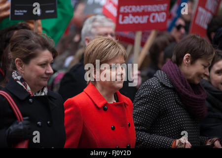 London, UK. 27. Februar 2016. Nicola Sturgeon (c), Führer der Scottish National Party, marschiert mit Leanne Wood (l), Führer von Plaid Cymru und Green MP Caroline Lucas (r) gegen Trident Erneuerung. Bildnachweis: Mark Kerrison/Alamy Live-Nachrichten Stockfoto