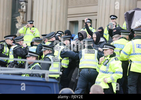 Liverpool, Vereinigtes Königreich. 27. Februar 2016. Polizei versucht zurückzuhalten Nationalisten in St Georges Hall in Liverpool, Großbritannien 27. Februar 2016 Credit: Barbara Koch/Alamy Live News Stockfoto