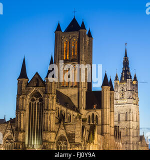 Sankt-Nikolaus-Kirche im Zentrum von Gent-Stadt in der Dämmerung am Morgen. Der Belfried von Gent kann im Hintergrund zu sehen. Stockfoto