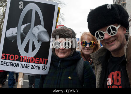 London, UK. 27. April 2016. Demonstranten auf der Anti-Trident-Demonstration mit "Ban the Bomb" Symbol Brille, tragen Plakat "Stop Trident, Entscheidung Zeit 2016". Bildnachweis: Maggie Sully/Alamy Live-Nachrichten Stockfoto