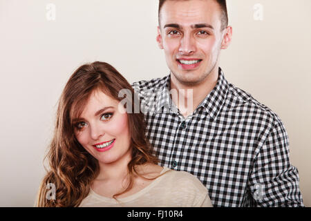 Glücklich lächelnd junges Paar umarmt umarmt. Fröhliche Mann und Frau, die schöne Zeit. Liebe. Gute Beziehung. Stockfoto