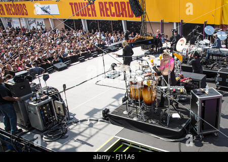 Los Angeles, Kalifornien, USA.  27. Februar 2016. Elton John und seine Band treten auf eine Überraschung Gratis-Konzert am Sunset Strip in früheren Tower Records Store Lot in Los Angeles, Kalifornien, USA. Bildnachweis: Sheri Determan/Alamy Live-Nachrichten Stockfoto