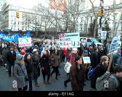 New York, USA. 28. Februar 2016. Bernie Sanders marschieren hinunter Broadway in New York City, New York. USA © Mark Apollo/Alamy Live News Bildnachweis: Mark Apollo/Alamy Live-Nachrichten Stockfoto