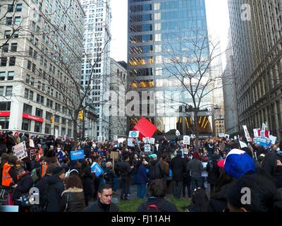 New York, USA. 28. Februar 2016. Bernie Sanders Rallye im Zuccotti Park in New York City, NY. USA © Mark Apollo/Alamy Live News Bildnachweis: Mark Apollo/Alamy Live-Nachrichten Stockfoto