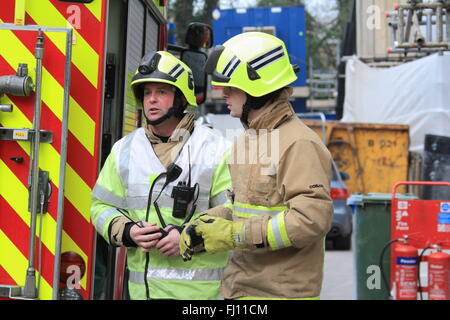 Sevenoaks, Kent, UK. 26. Februar 2016.  Das simulierte Feuer-Szenario im Tubs Hill House London unterwegs waren fünf Feuerwehrfahrzeuge, rund 25 Feuerwehrleute und ein Höhe Fahrzeug beteiligt. Besatzungen, die Reaktion auf einen Notfall 999 anrufen von den Fremdfirmen arbeiten im Gebäude, bestehend aus zwei Türmen, jedes der acht Stockwerke. Das Drama entfaltet sich nach Feuer zwischen der 7. und 8. Etage mit vier Personen ausbricht als vermisst gemeldet. Bildnachweis: HOT SHOTS/Alamy Live-Nachrichten Stockfoto