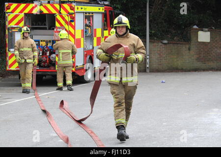 Sevenoaks, Kent, UK. 26. Februar 2016.  Das simulierte Feuer-Szenario im Tubs Hill House London unterwegs waren fünf Feuerwehrfahrzeuge, rund 25 Feuerwehrleute und ein Höhe Fahrzeug beteiligt. Besatzungen, die Reaktion auf einen Notfall 999 anrufen von den Fremdfirmen arbeiten im Gebäude, bestehend aus zwei Türmen, jedes der acht Stockwerke. Das Drama entfaltet sich nach Feuer zwischen der 7. und 8. Etage mit vier Personen ausbricht als vermisst gemeldet. Bildnachweis: HOT SHOTS/Alamy Live-Nachrichten Stockfoto