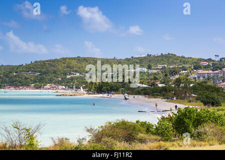 Blick auf den unberührten und beliebte geschwungenen Dickenson Bay Strand im Norden Antigua, Antigua und Barbuda, West Indies Stockfoto