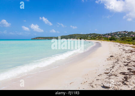 Blick auf den unberührten und beliebte geschwungenen Dickenson Bay Strand im Norden Antigua, Antigua und Barbuda, West Indies Stockfoto