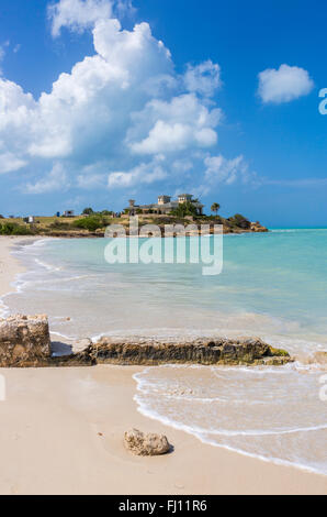 Unberührte, intakte Dickenson Bay Strand Landschaft und tropische Küste in Norden Antigua, Antigua und Barbuda, Karibik Stockfoto