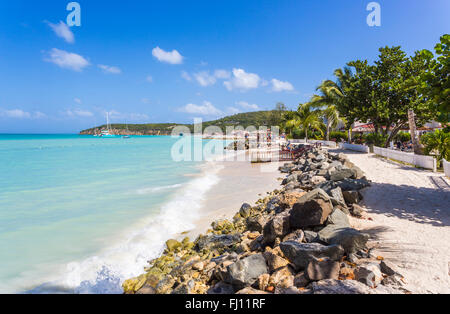 Dickenson Bay Beach im Norden Antigua mit blauen Himmel und das türkisblaue Meer an einem sonnigen Tag, Antigua und Barbuda, West Indies Stockfoto